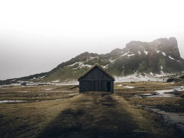 cabanon en bois au milieu des montagnes