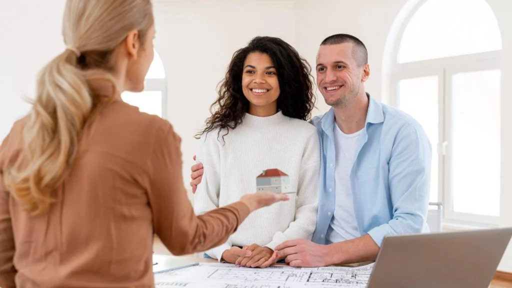 personnes qui visitent un bien immobilier