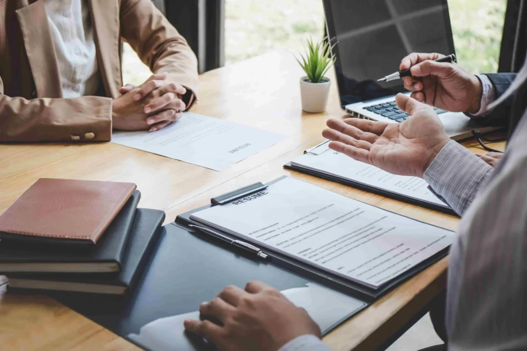 hommes qui signent un contrat de bail immobilier