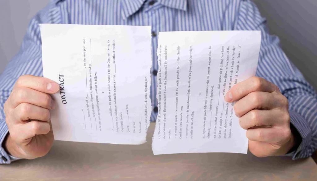 personne qui déchire un contrat en deux