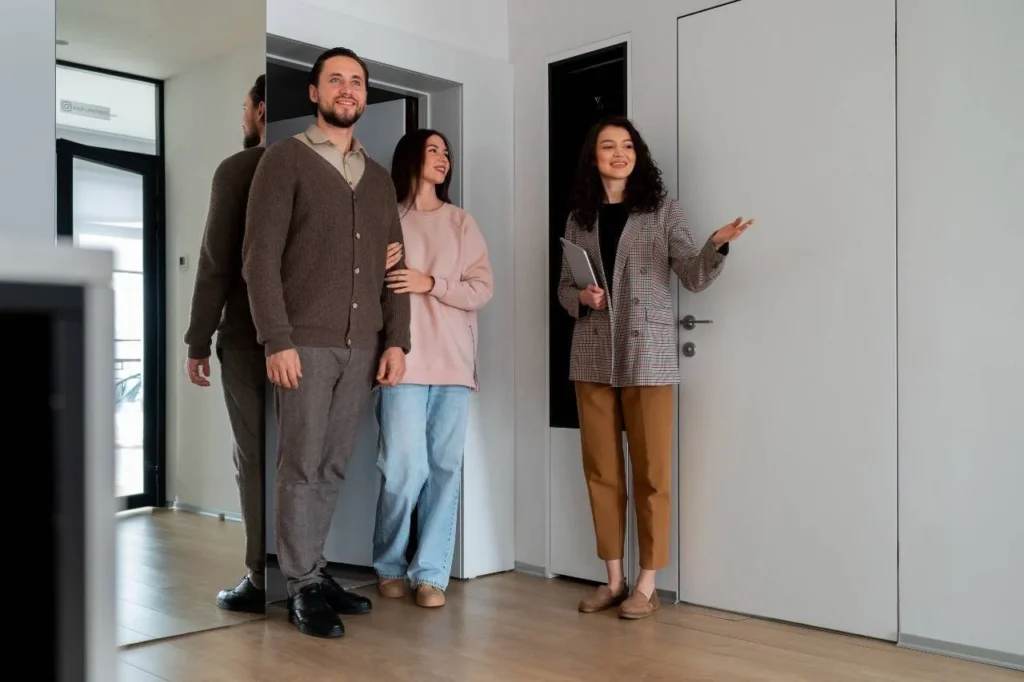 visite d'un appartement par un couple et son agent immobilier