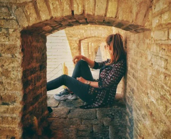 image décorative, femme assise dans un tunnel