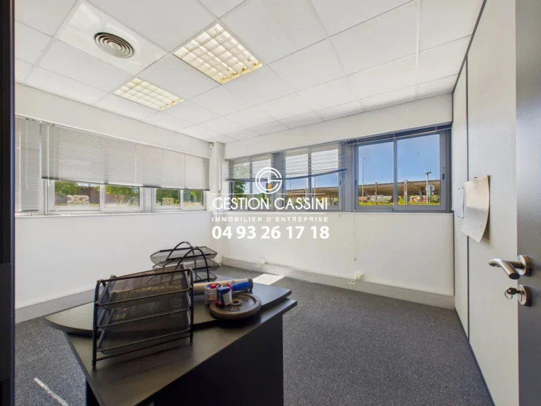 Bureau 12 pièces 330 m² Rousset
