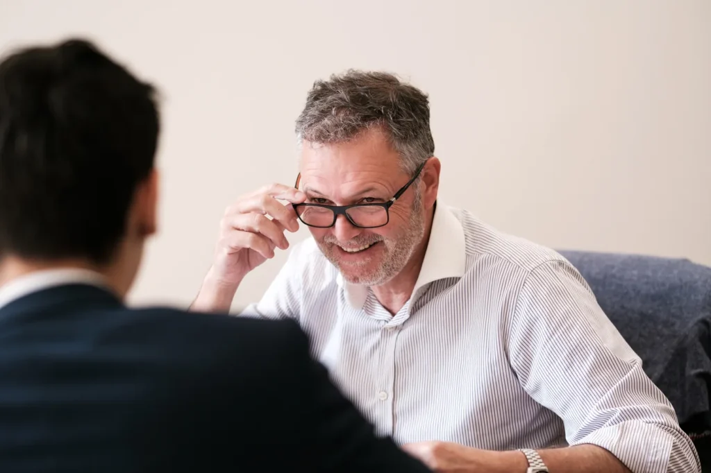 Conseiller immobilier en entretien avec une cliente
